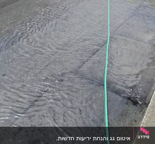 גג עם צינור מים ותהליך איטום